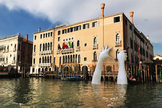 Venice-Biennale-Lorenzo-Quinn-2017-1170x780